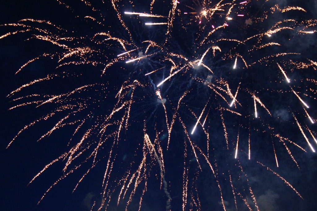 Goldene Feuerwerkseffekte mit leuchtenden Schweifen am nächtlichen Himmel.