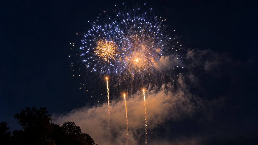 Blau-goldenes Feuerwerk mit mehreren aufsteigenden Effekten am Nachthimmel.