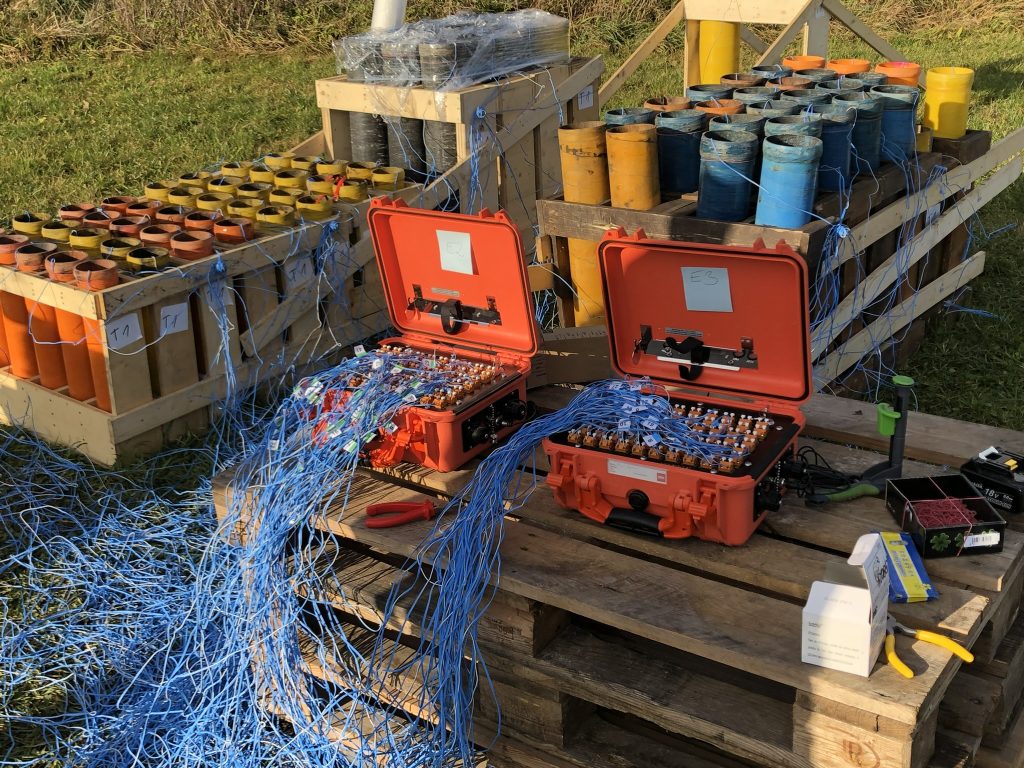Vorbereiteter Feuerwerksaufbau mit Abschussvorrichtungen, Zündleitungen und Zündtechnik.