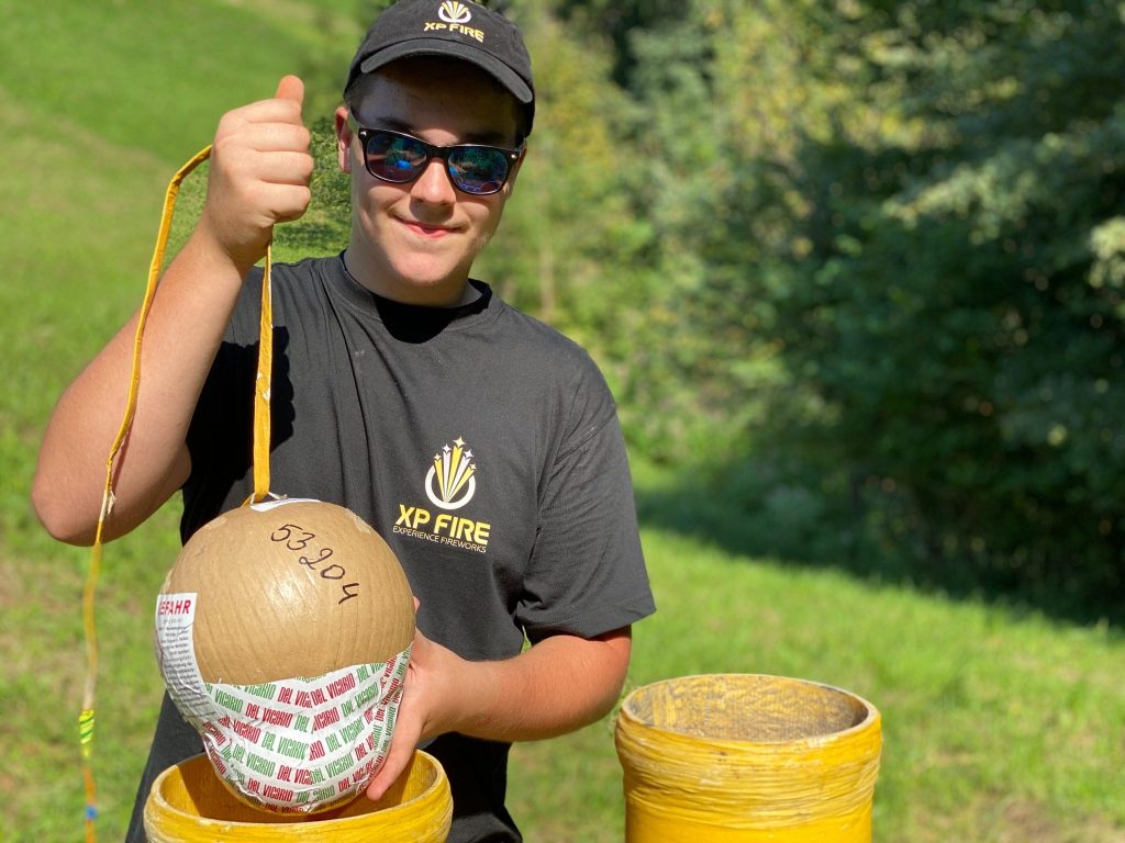 XP-Fire Mitarbeiter beim Vorbereiten einer Kugelbombe für ein professionelles Feuerwerk.