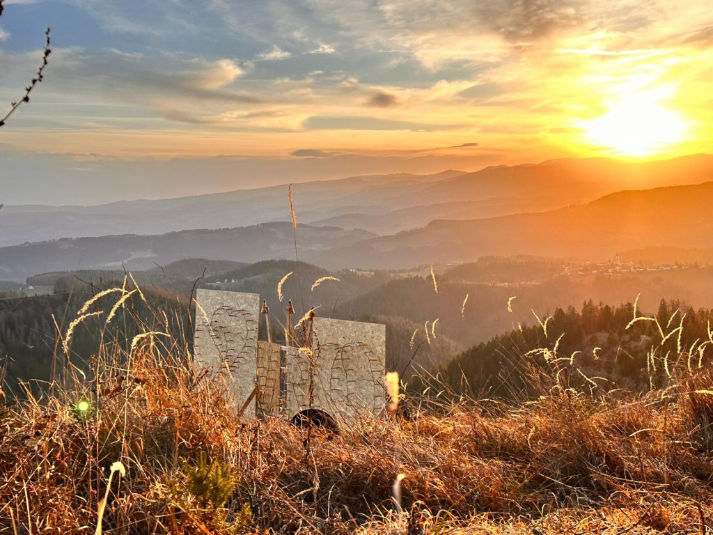 Pyrotechnischer Aufbau auf einer Anhöhe bei goldenem Sonnenuntergang mit Blick über die südsteirische Landschaft.