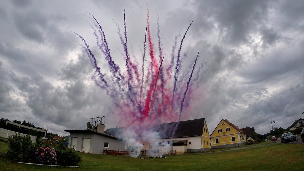 Farbiges Feuerwerk mit Rauch- und Farbeffekten bei Tageslicht
