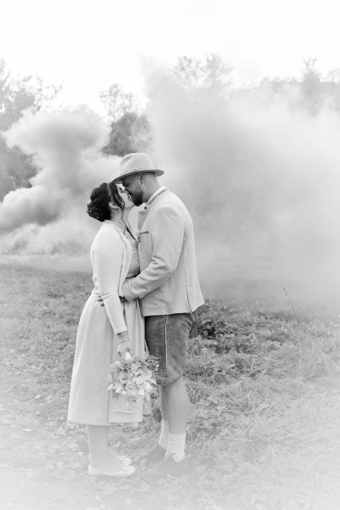 Brautpaar vor einer großen Rauchkulisse bei einer Hochzeit im Freien.