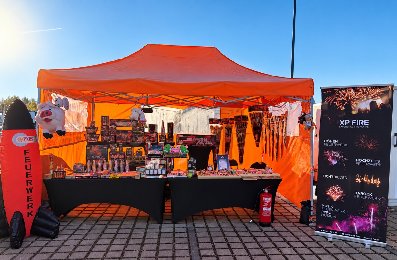 XP-Fire Verkaufsstand mit Feuerwerksartikeln und Glücksbringern
