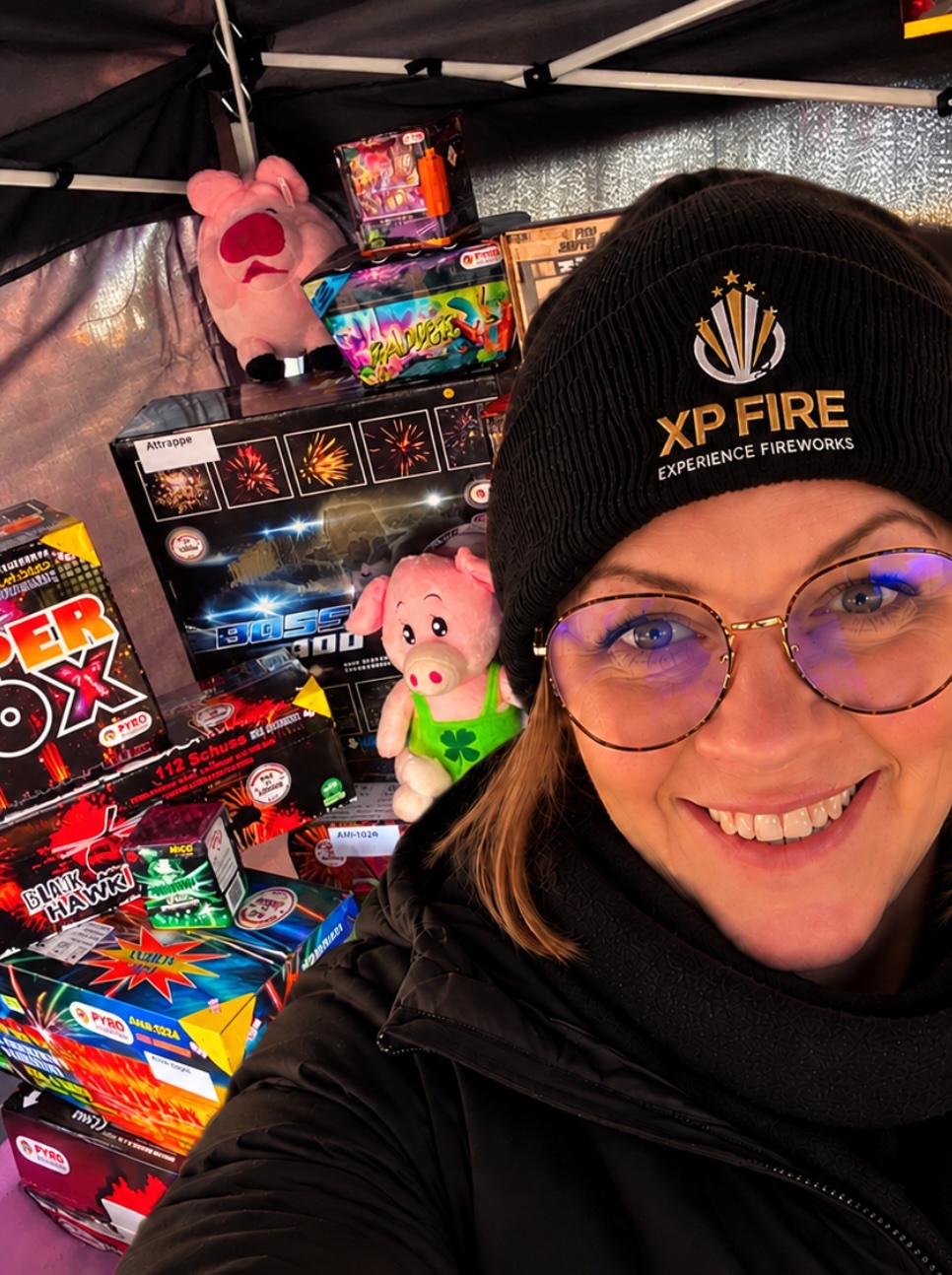 Marketingexpertin Daniela Brodschneider vor dem Sortiment an XP Fire Glücksbringer