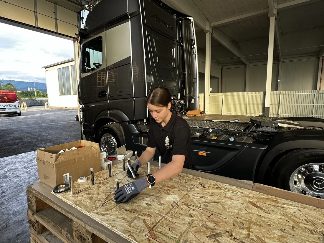 Anna bereitet die Technik für eine Fahrzeuginszenierung vor.