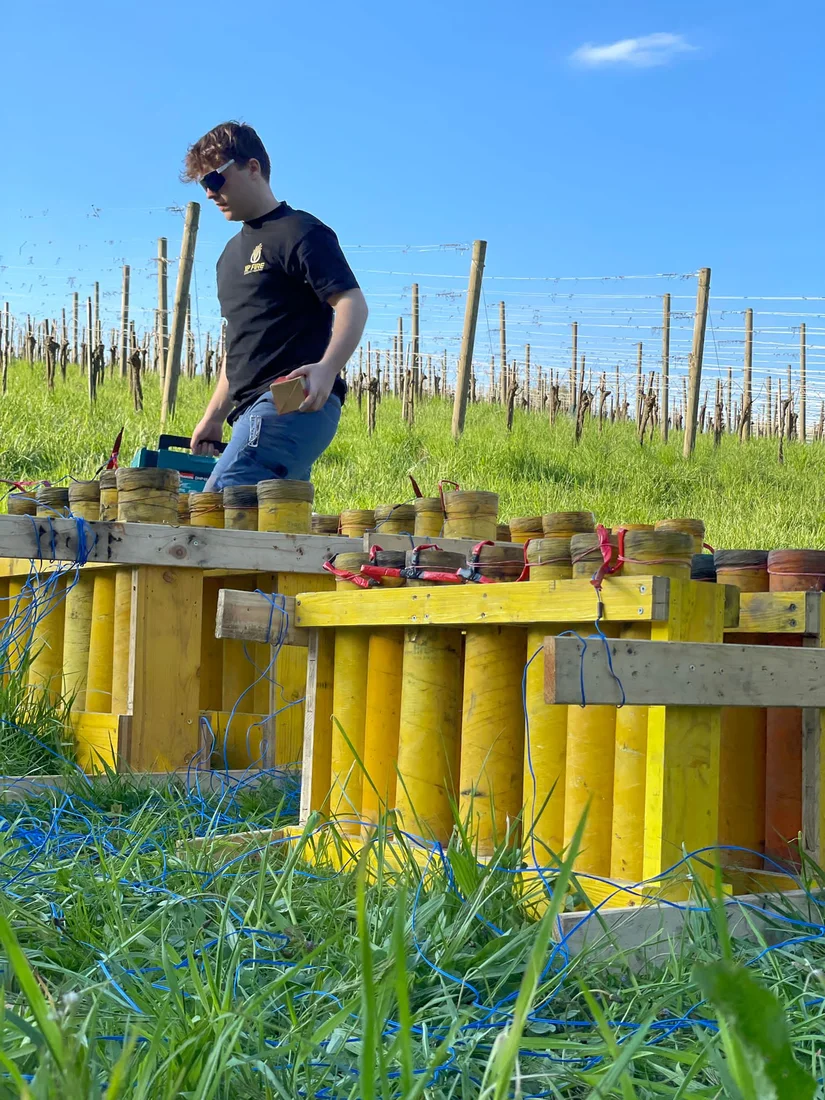 Florian bereitet Feuerwerksmörser in den Weinbergen vor.