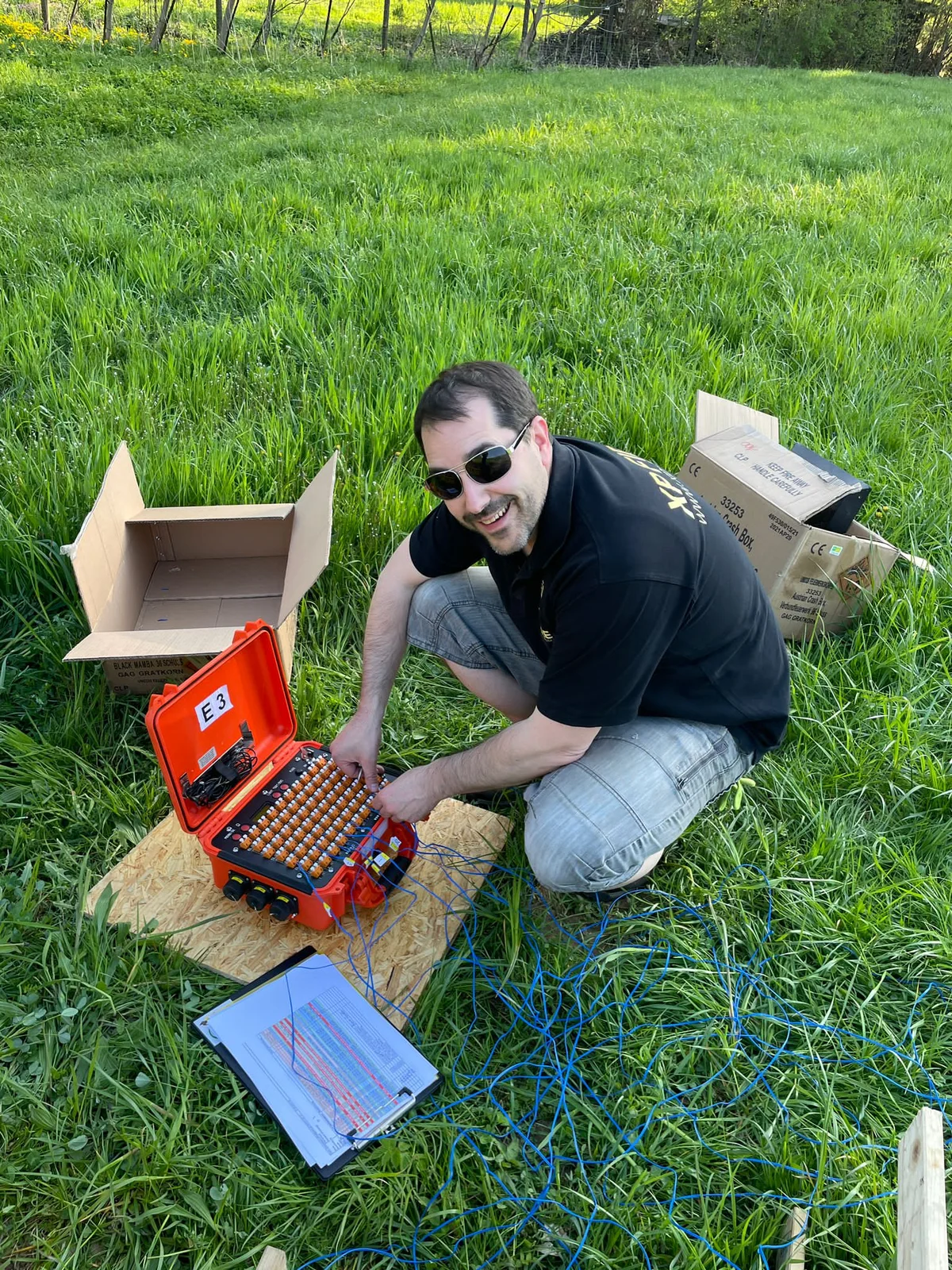 Ing. Martin Brodschneider bereitet die Zündtechnik für ein XP-Fire Feuerwerk vor.