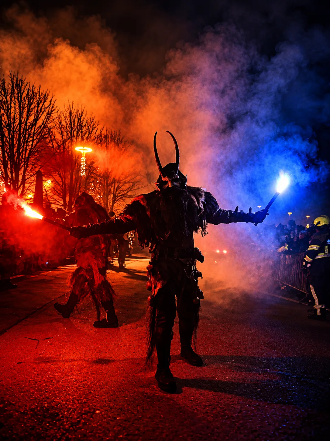 Krampusauftritt zwischen rotem und blauem Rauch