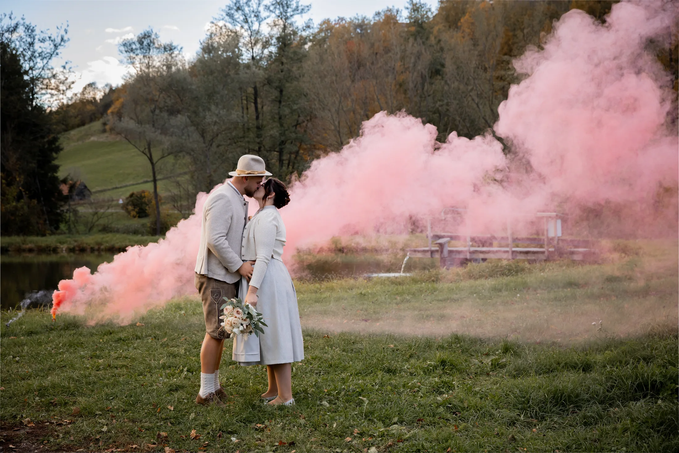 Brautpaar in einem atmosphärischen rosa Raucheffekt