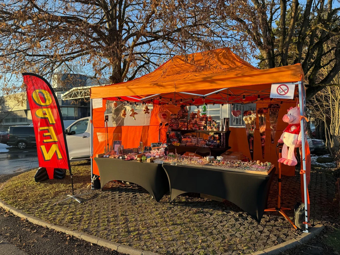 XP-Fire Verkaufsstand mit Glücksbringern, Geschenken und Silvesterartikeln.
